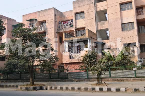 Land owners protest acquisition under old Act